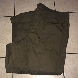 Gap like new cargo Capri pants